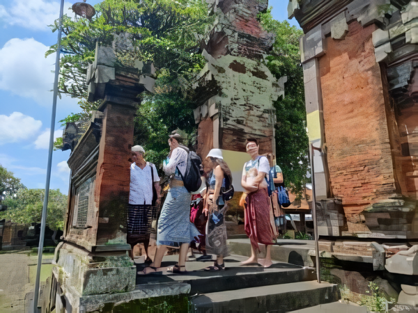 tour2-300x225_waifu2x_photo_noise1_scale